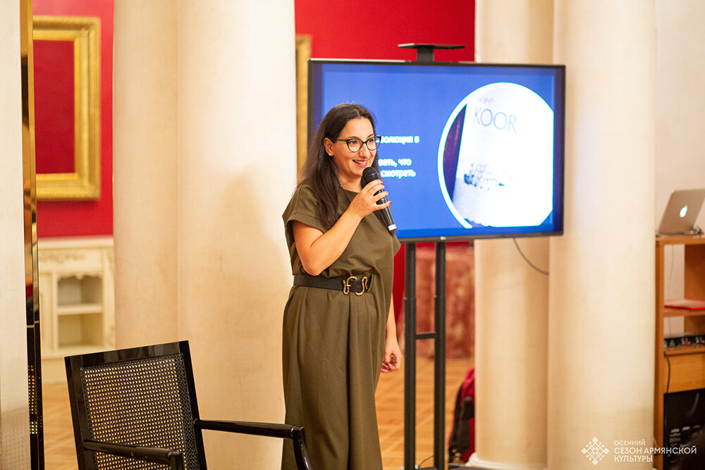 Мария Сахинова читает лекцию в большом зале посольства Армении