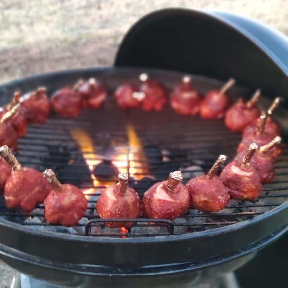 Куриные чупсы. Голень Чупа Чупс. Куриные Чупа чупсы. Чупа-Чупс из куриной голени. Куриные Чупа-чупсы из ножек.