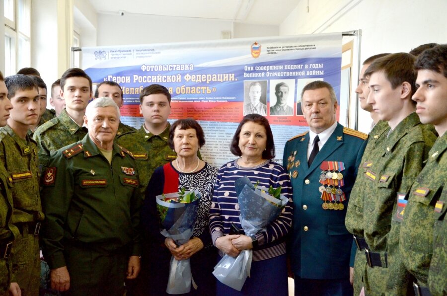 На выставке побывали вдова Героя РФ Сергея Кислова и мама Героя РФ Александра Яковлева. Они рассказали слушателям ВУЦ о тех, кто отдал свою жизнь за Отчизну. Фото Елены Потороко.