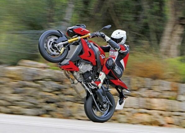 Реакция на газ очень прямолинейна, и в самом низком диапазоне оборотов в кривую крутящего момента был добавлен красивый, но небольшой пик, который через мгновение покажет, на что он способен