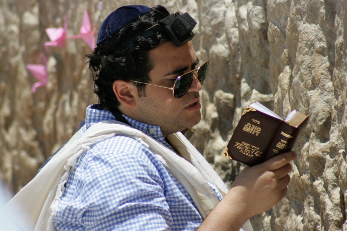 https://c.pxhere.com/photos/24/0a/prayer_jew_hebrew_judaism_western_wall_siddur_wailing_wall_jews-719868.jpg!d
