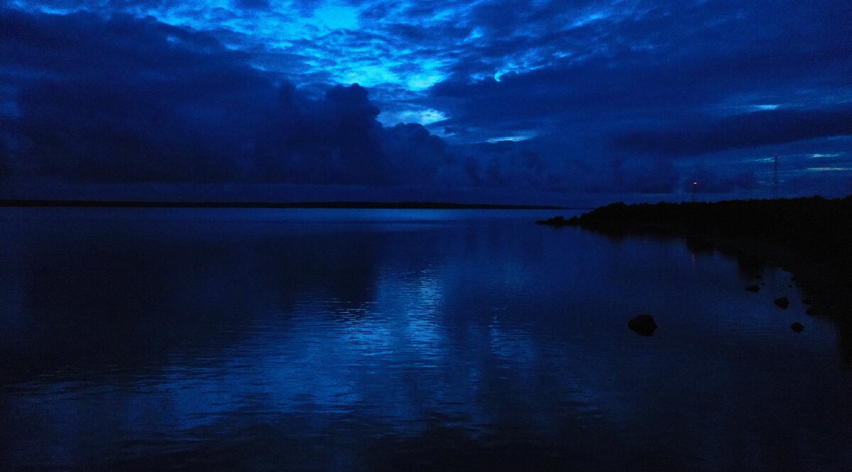 Вечер в проливе Бъёркузунд. Он разделяет полуостров Кипперорт и Берёзовые острова. Ширина варьируется от 1,5 до 5 км, протяжённость около 23 км. Фото сделано в районе пос. Вязы (ист. Путус) в советские годы здесь располагался ДОЛ "Арсеналец"