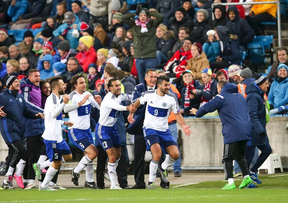 Ещё одно ликование от забитого мяча. И кому какое дело что итог матча против Норвегии - поражение (1-4)? Это счастье... Даже болельщики соперников рады и улыбаются.
