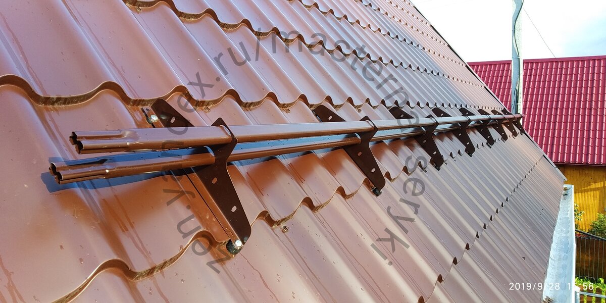 Трубчатые снегозадержатели состоят из кронштейнов и полых металлических труб.