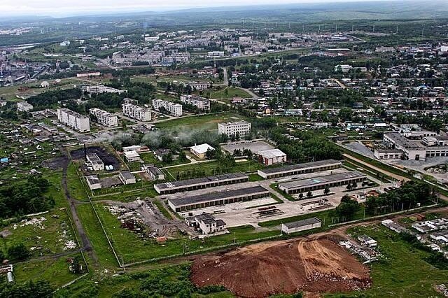 Часть с высоты птичьего полёта. Автопарк и четыре бокса для техники. Далее территория управления базы: казарма на четыре роты, плац, столовая, клуб, штаб, склады и т.д. "Пентагон" пять домов для военнослужащих и их семей. Жили и гражданские. (Фото из интернета)