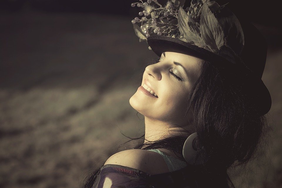 https://pixabay.com/photos/beauty-woman-flowered-hat-cap-354565/