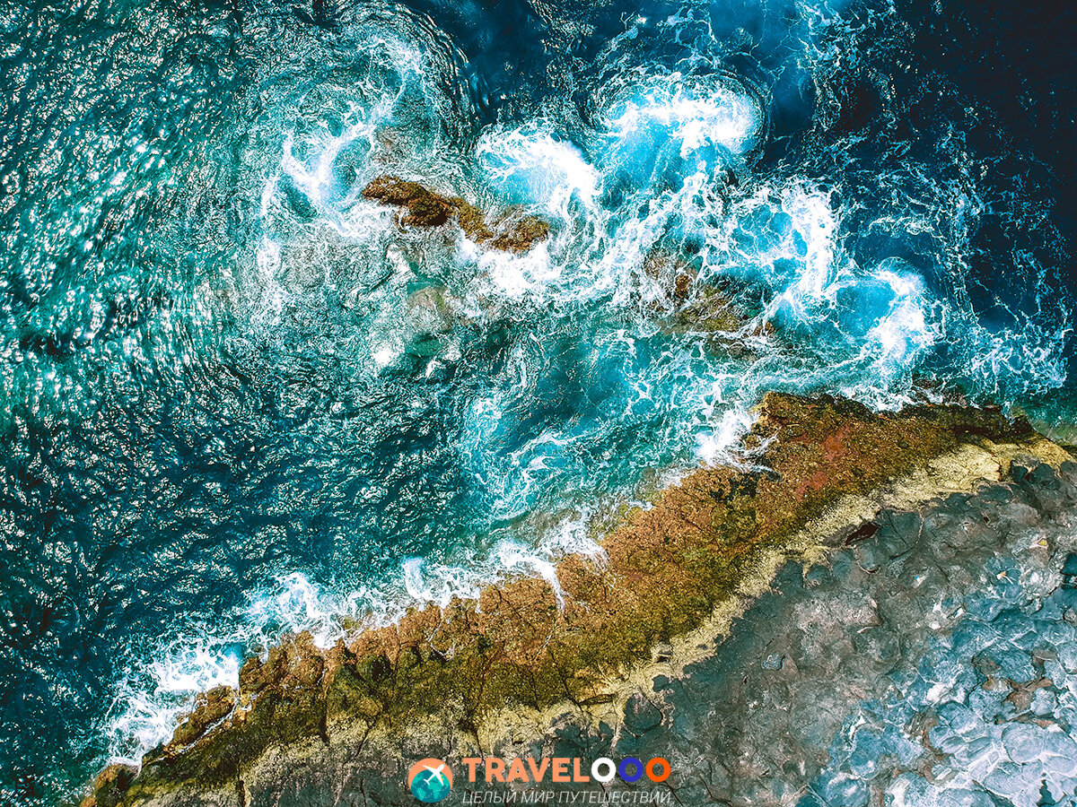 Лунный пейзаж удивительное по необычайности место, находящееся довольно далеко от населенных пунктов. Туристы приходят сюда, чтобы оценить уникальность природного пейзажа белоснежных скал, имеющих конусообразную форму, напоминающих ландшафт Луны.

Необычные места острова Тенерифе
