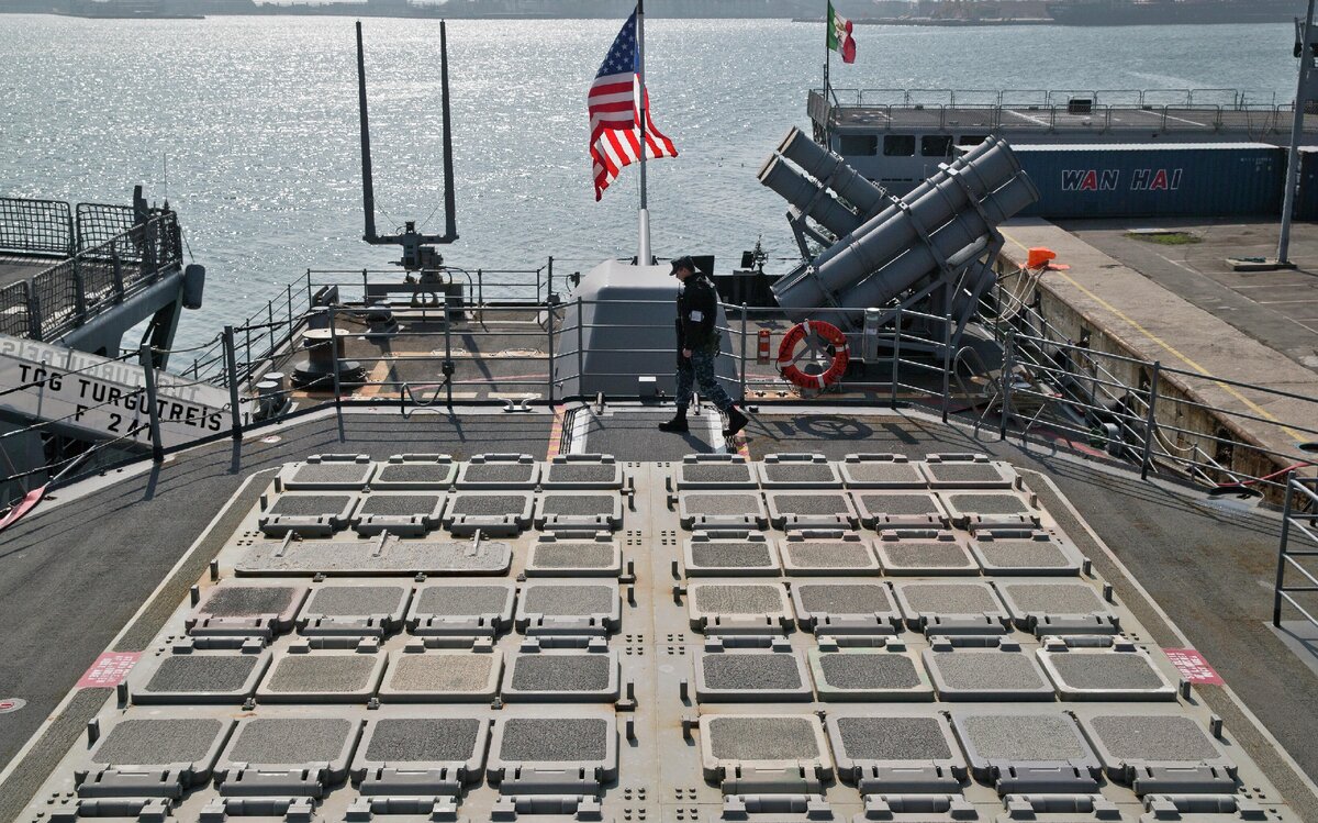 Солдат морской пехоты США на палубе военного корабля USS Vicksburg в черноморском порту Констанца в Румынии / © AP Photo / Vadim Ghirda