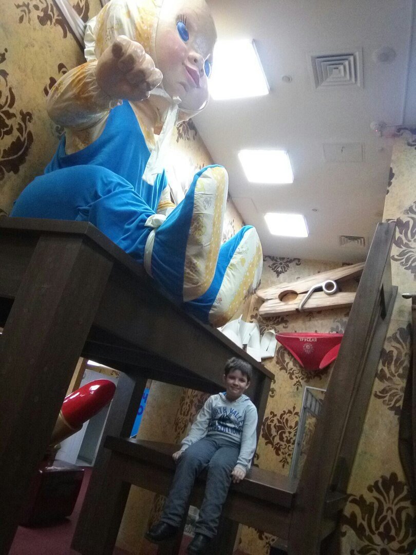 Сын с трудом покорил стул Великана