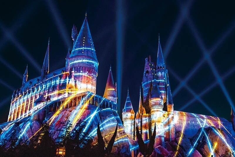 Невероятная ночная иллюминация Хогвартса в Universal Studio Japan в Осаке 