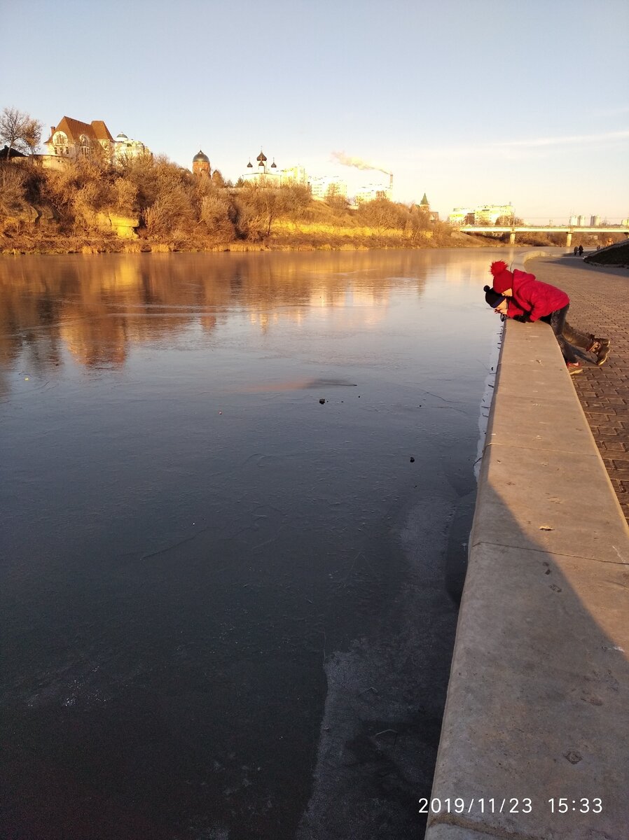 Река полностью замёрзла, на фото этого не видно, да и в реальности с трудом заметно.