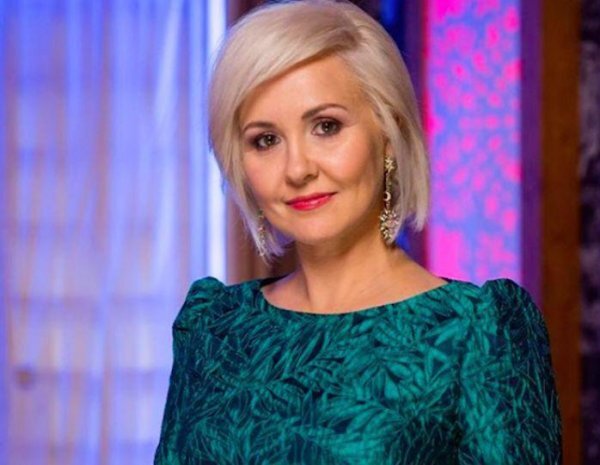 Передача «Давай поженимся!» превратилась в «логово змей». Телеведущие возомнили, что имеют право унижать героев программы, не подбирая слов. Особенно достается женскому полу, особенно, если она молодая и красивая. В качестве невесты пришла ухоженная, приятная девушка. Она рассказала, что у нее на передержке живут бездомные кошки, которых она приводит в порядок и ищет хозяев. Но у ребенка на шерсть аллергия. Телеведущих выворачивало от гнева. Они осудили участницу и буквально обвинили в том, что она плохая мать.