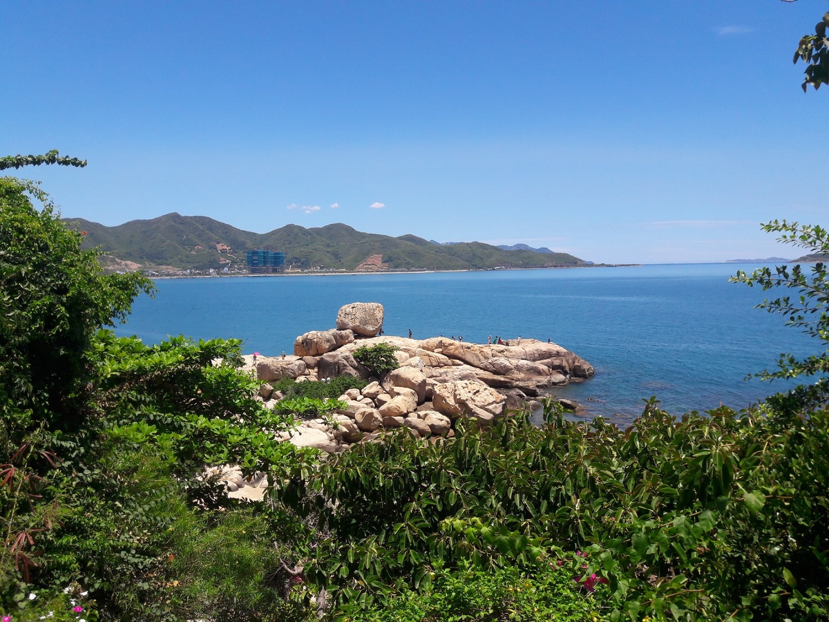 Это природное скопление камней и есть тот самый сад. Есть определенная энергетика у этого места. Но вы только посмотрите какой вид.