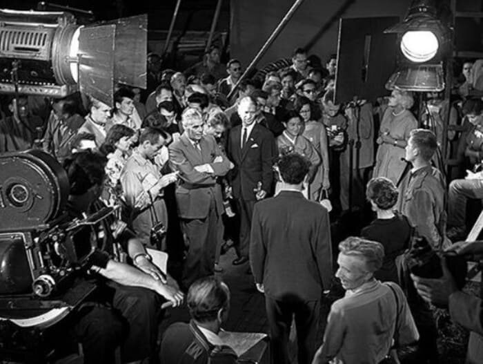 На съемках фильма *Баллада о солдате* 

Эту тему Григорий Чухрай выбрал не случайно – он сам был фронтовиком, воевал в разных частях воздушно-десантных войск, участвовал в боях на Южном, Сталинградском, Донском фронтах. В декабре 1945 г. он был уволен в запас в звании гвардии старшего лейтенанта. С тех пор его не оставляла мысль снять фильм о войне. Чухрай говорил: «По всем дорогам войны осталось много дорогих моему сердцу людей. Это были мои сверстники, которые тоже прямо со школьной скамьи пошли воевать, но им не суждено было вернуться домой. Естественно, что во мне все эти годы зрело неодолимое желание рассказать об этих людях, об их короткой, но славной судьбе».