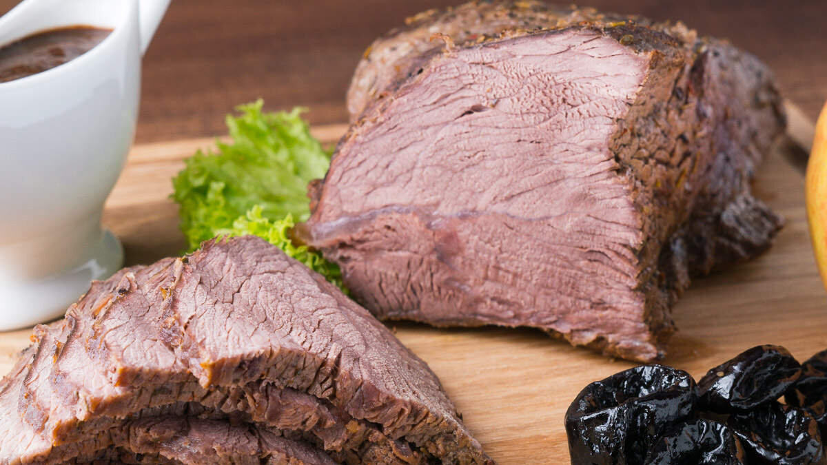 Запеченная говядина с соусом из чернослива