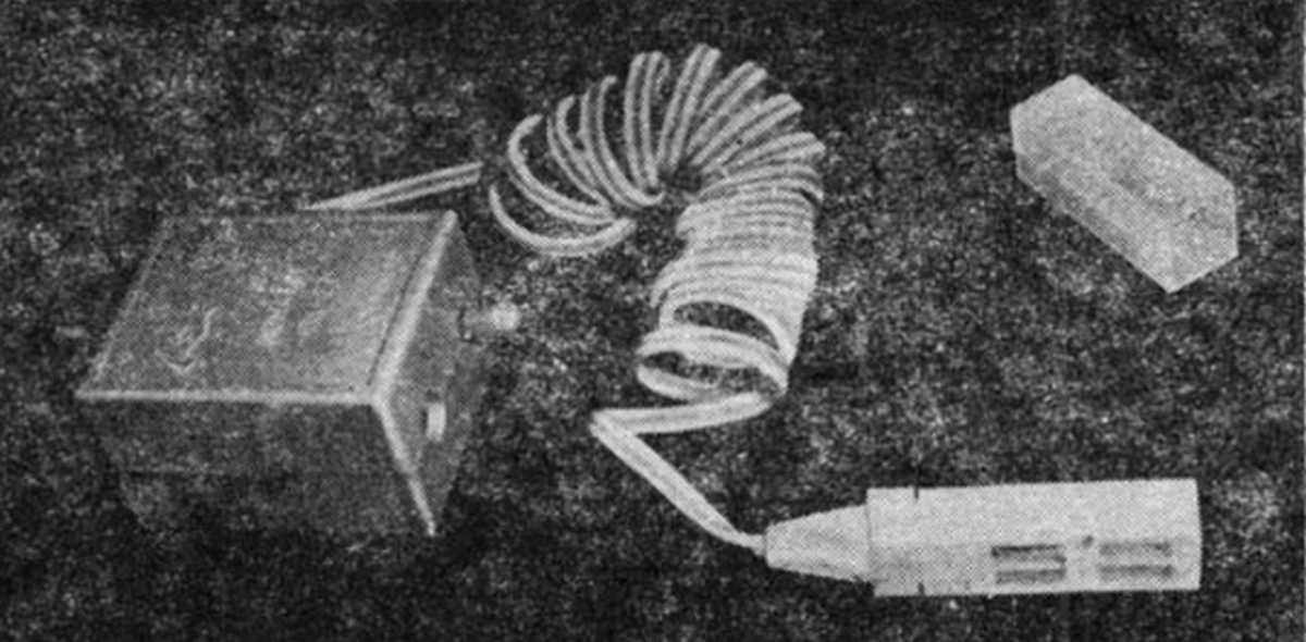 Версия прибора 1974 года. Размер стал меньше, и появился электрический шнур как у электробритв того времени. К этому времени этот прибор начали многие предприятия Советского Союза.