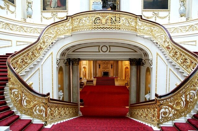 Холл и лестница Букингемского дворца. 