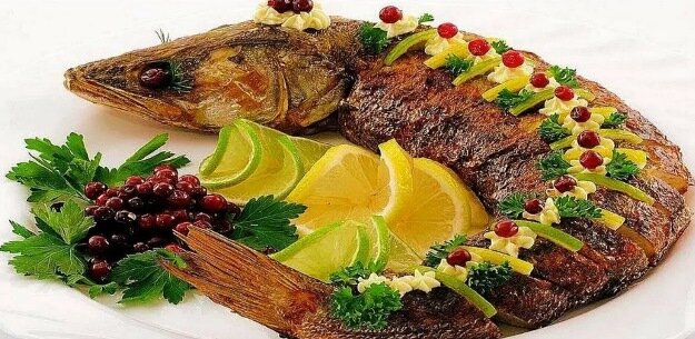 Способов приготовления этого рыбного блюда много. Мы предлагаем классический рецепт фаршированной рыбы по-еврейски. Из какой рыбы лучше всего приготовить это блюдо? Конечно, из щуки.