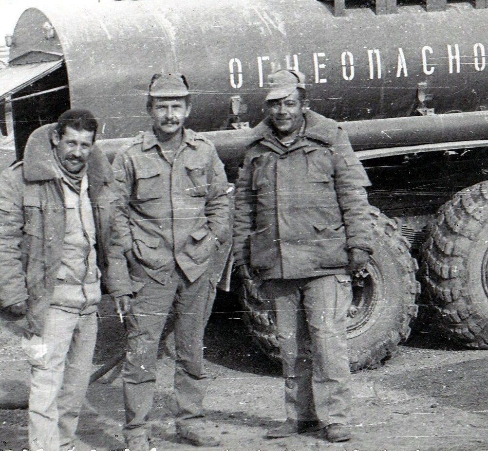Вышли на перекур. Зашли за машину, чтобы не дуло. Справа зам. командира полка по вооружению подполковник Головко.