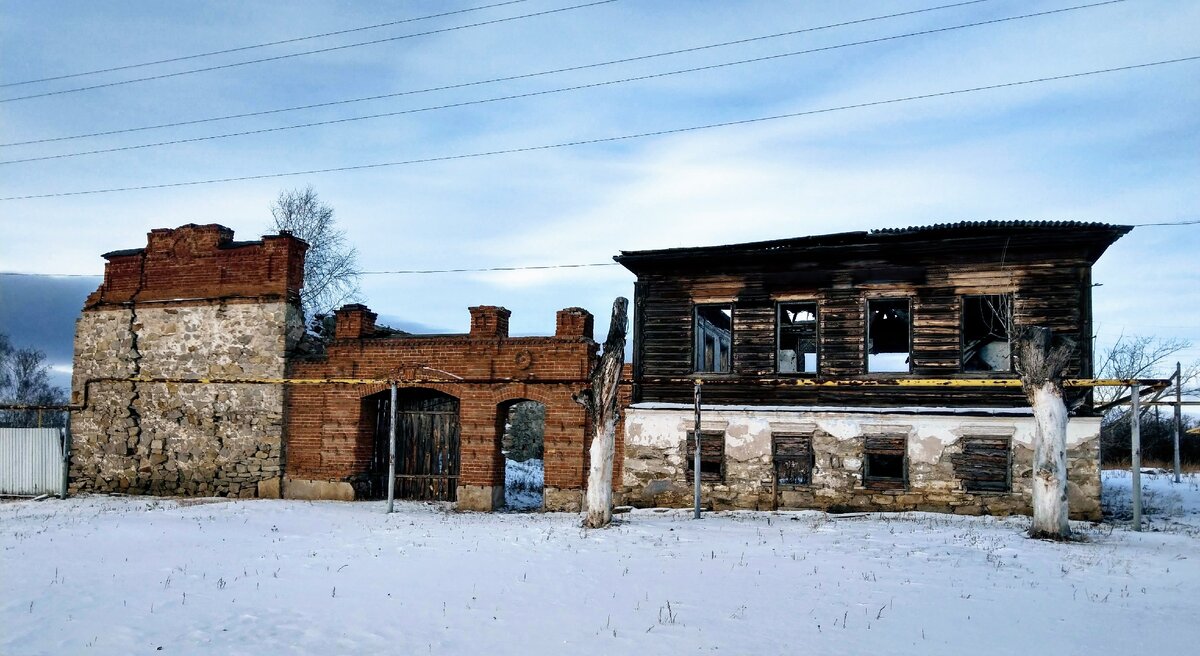 Разрушающийся  дом.