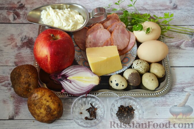 Подготовить продукты для салата "Мышки в сыре". Яблоко для салата выберем с кислинкой и обязательно твердое, чтобы его лучше было натирать на терке. В салате используются два вида яиц — куриные и перепелиные. Яйца сварить вкрутую, картофель отварить до готовности, в кожуре.