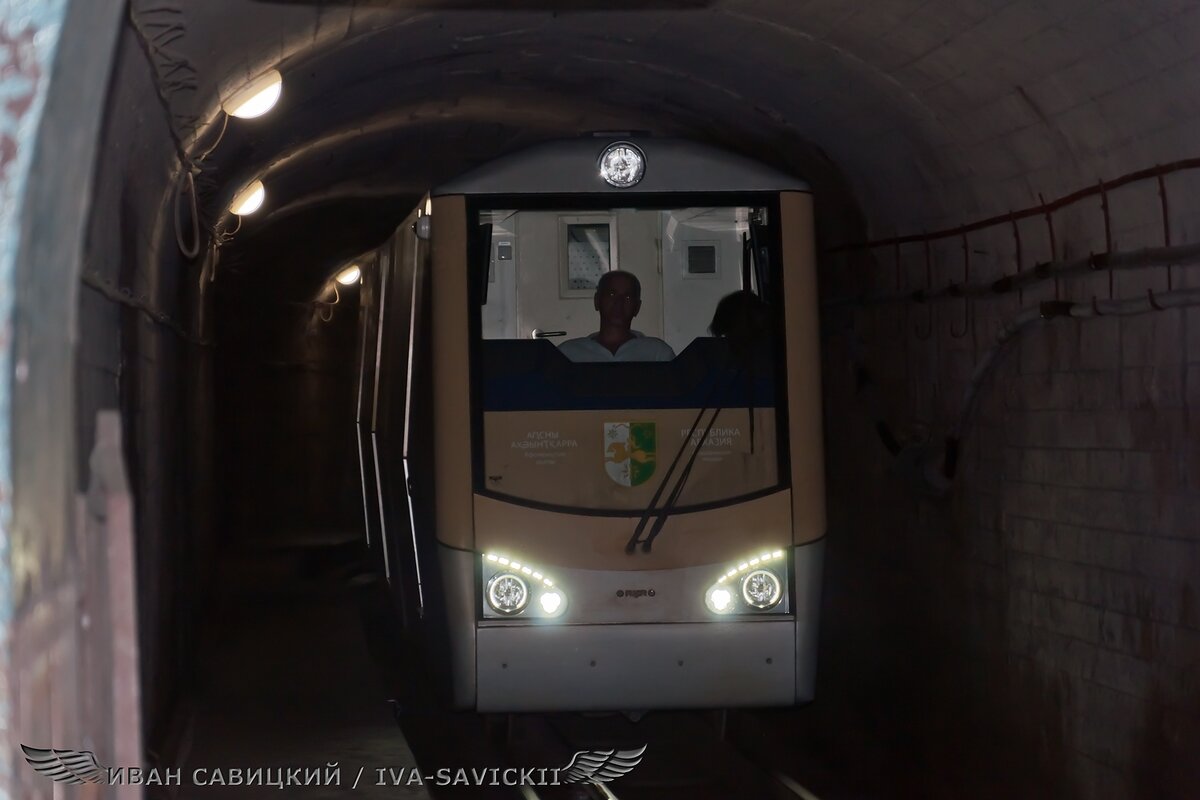 Это новый состав метро, старый стоит в запасе.Электропоезд называется Эп-563-003