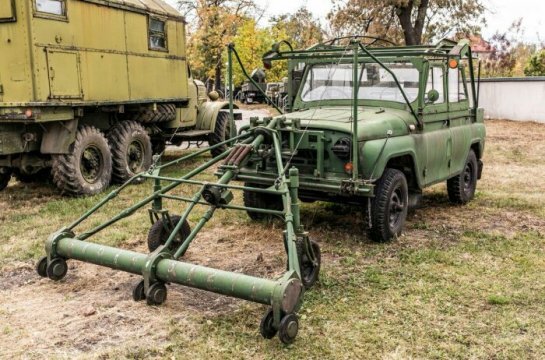 Наверняка большинству сограждан даже не приходилось слышать про УАЗ-469 с двумя рулями. Все потому, что выпускался данный автомобиль ограниченным тиражом специально для советской армии. Первое, что может прийти в голову обывателю, так это то, что два руля в загадочной машине нужны для того, чтобы кого-то чему-то учить. На самом деле все совсем не так. Военный вариант УАЗ-469 предназначен для выполнения очень опасной работы. Дело в том, что такие авто создавались специально под установку индукционного миноискателя (ДИМ). ￼

 
Навесной ДИМ используется для поиска противопехотных и противотанковых мин на открытой местности, а также на дороге. Представляет собой миноискатель достаточно громоздкую конструкцию, которая крепится специальным образом в передней части автомобиля. Состоит миноискатель из выносной рамы, подвесного поискового элемента, трассировщика и электросистемы. Первые подобные машины были созданы в СССР на базе ГАЗ-69, однако потом их заменили на более совершенные УАЗ. ￼
