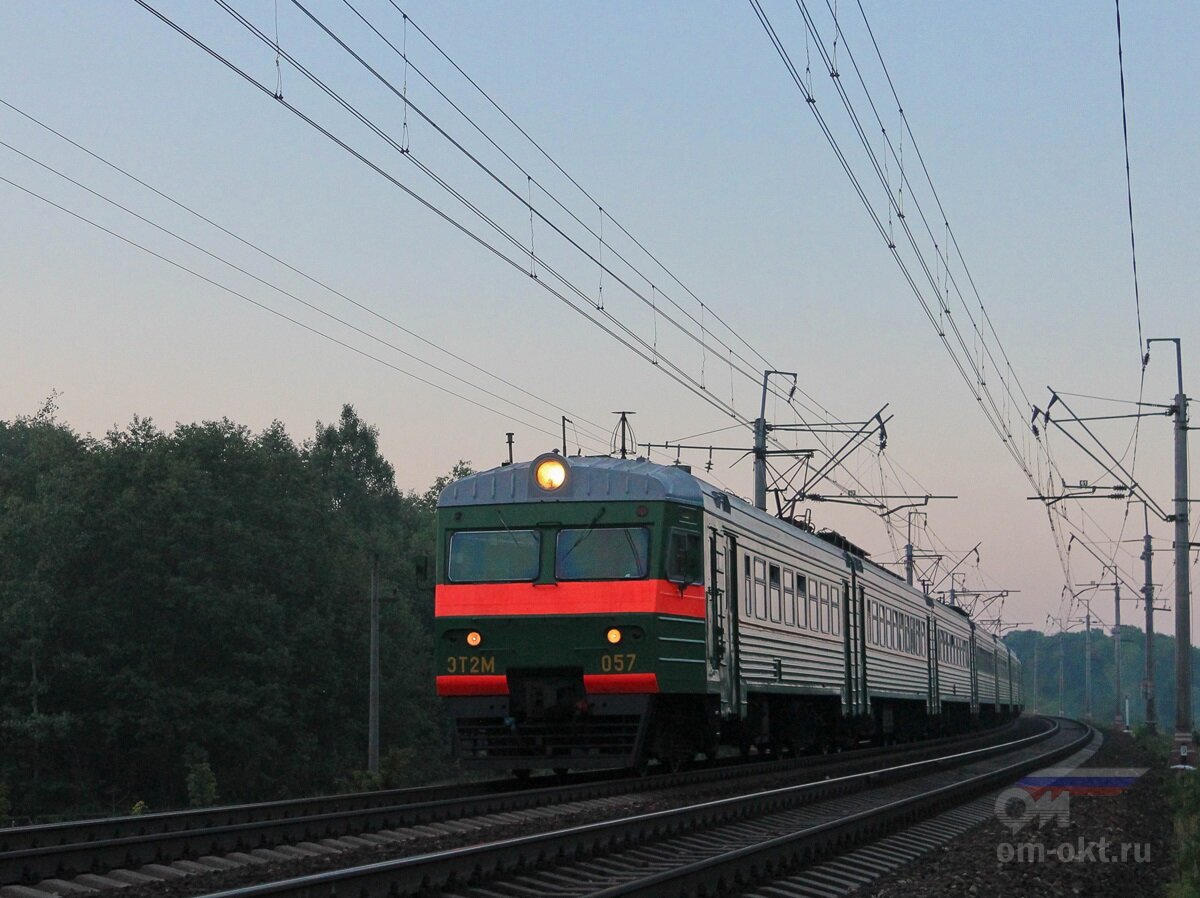 Электропоезд ЭТ2М-057 на перегоне Подсолнечная - Клин