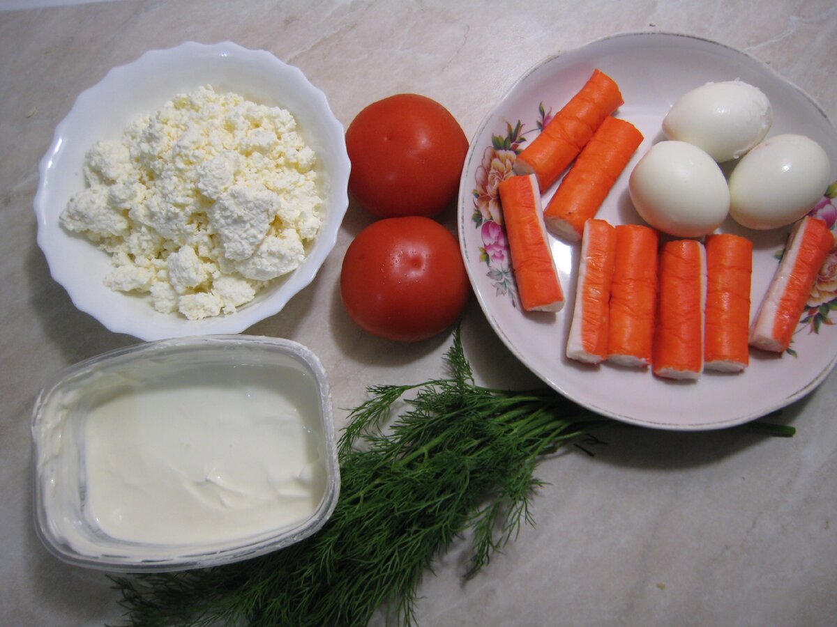 Салат с творогом и помидорами чесноком и крабовыми палочками