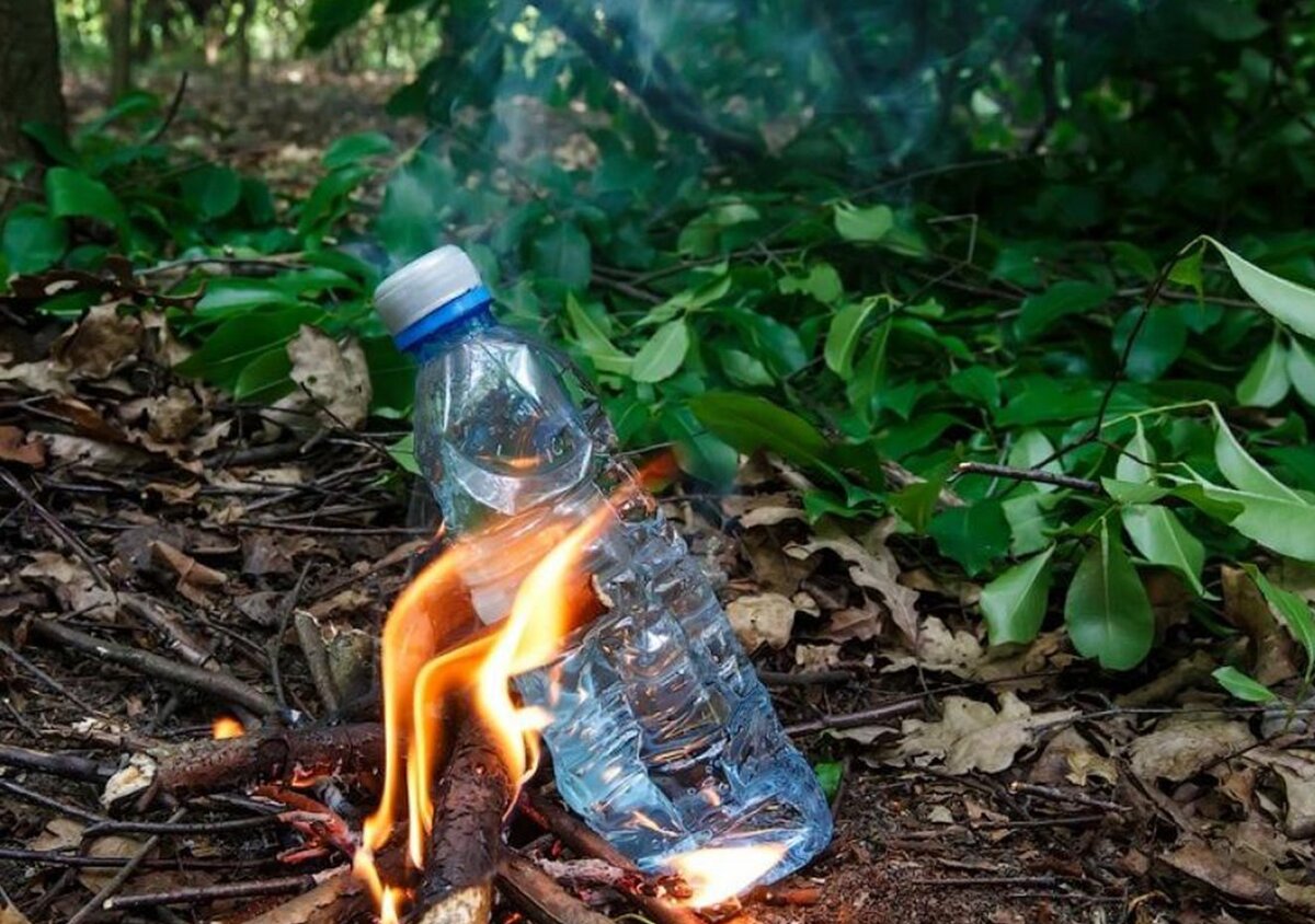 Горение пластиков. Бутылка в лесу. Пластиковые бутылки в лесу. Стеклянная бутылка в лесу. Горящие пластиковые бутылки.