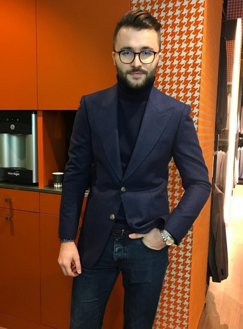 Тёмно-синий пиджак и синие джинсы. Фото: Instagram-аккаунт @sorinjitaru