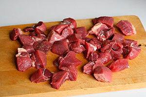 Промыть мясо и нарезать на небольшие кусочки, примерно 1,5-2 см. в ширину и толщиной не более 1 см.