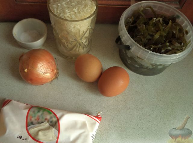 Подготовить продукты для салата с рисом и морской капустой.