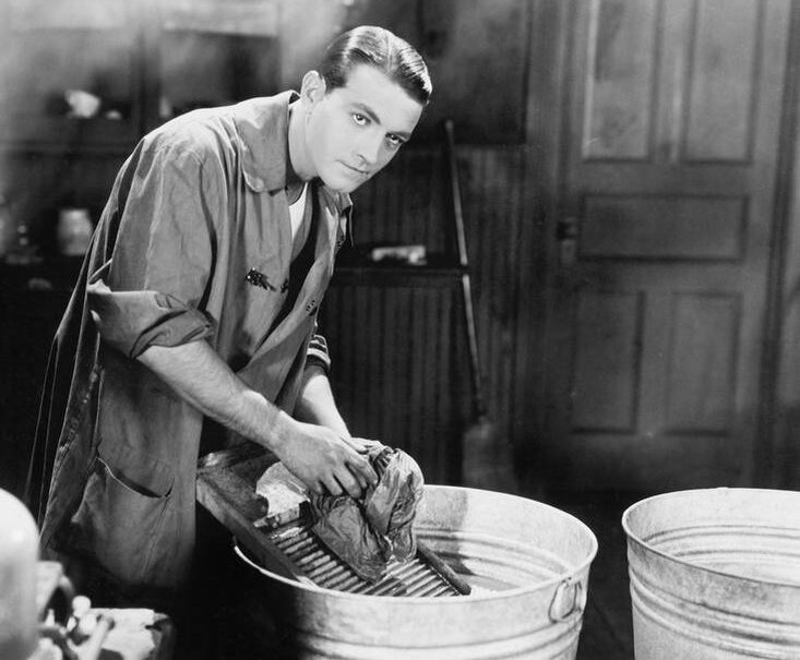 Фото из интернета. Пригожий мужчина иностранного вида за стиркой. 