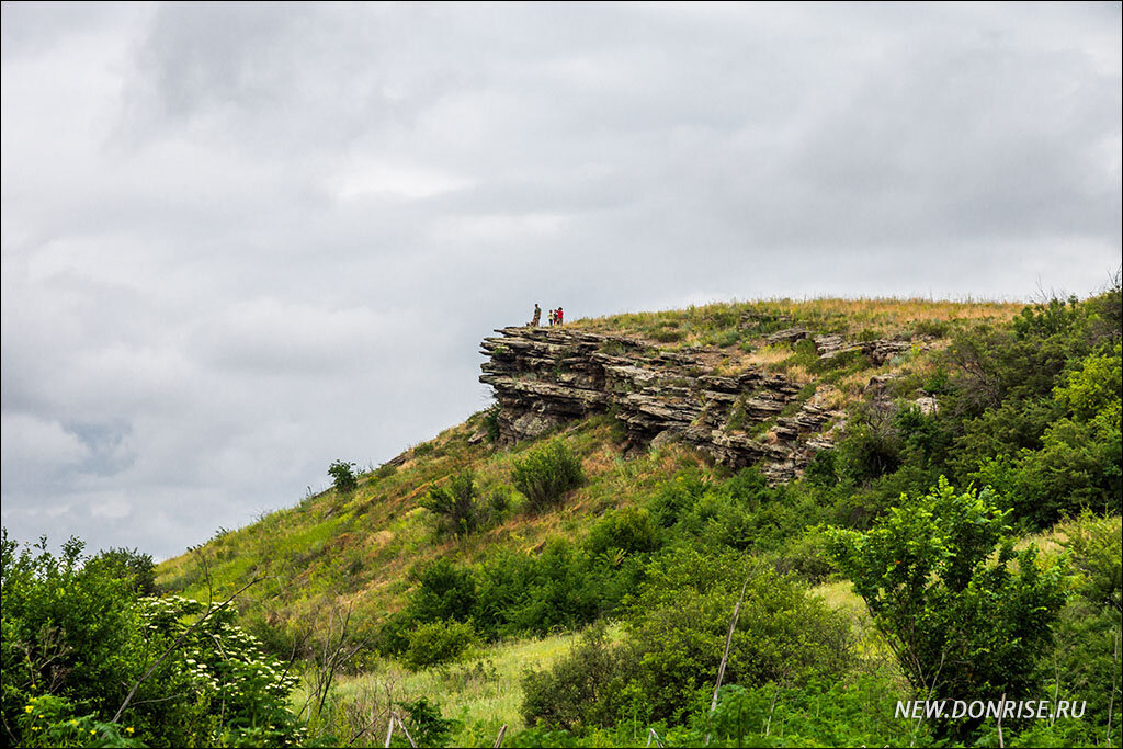 Выходы плитчатых песчаников на берегу реки Кундрючьей