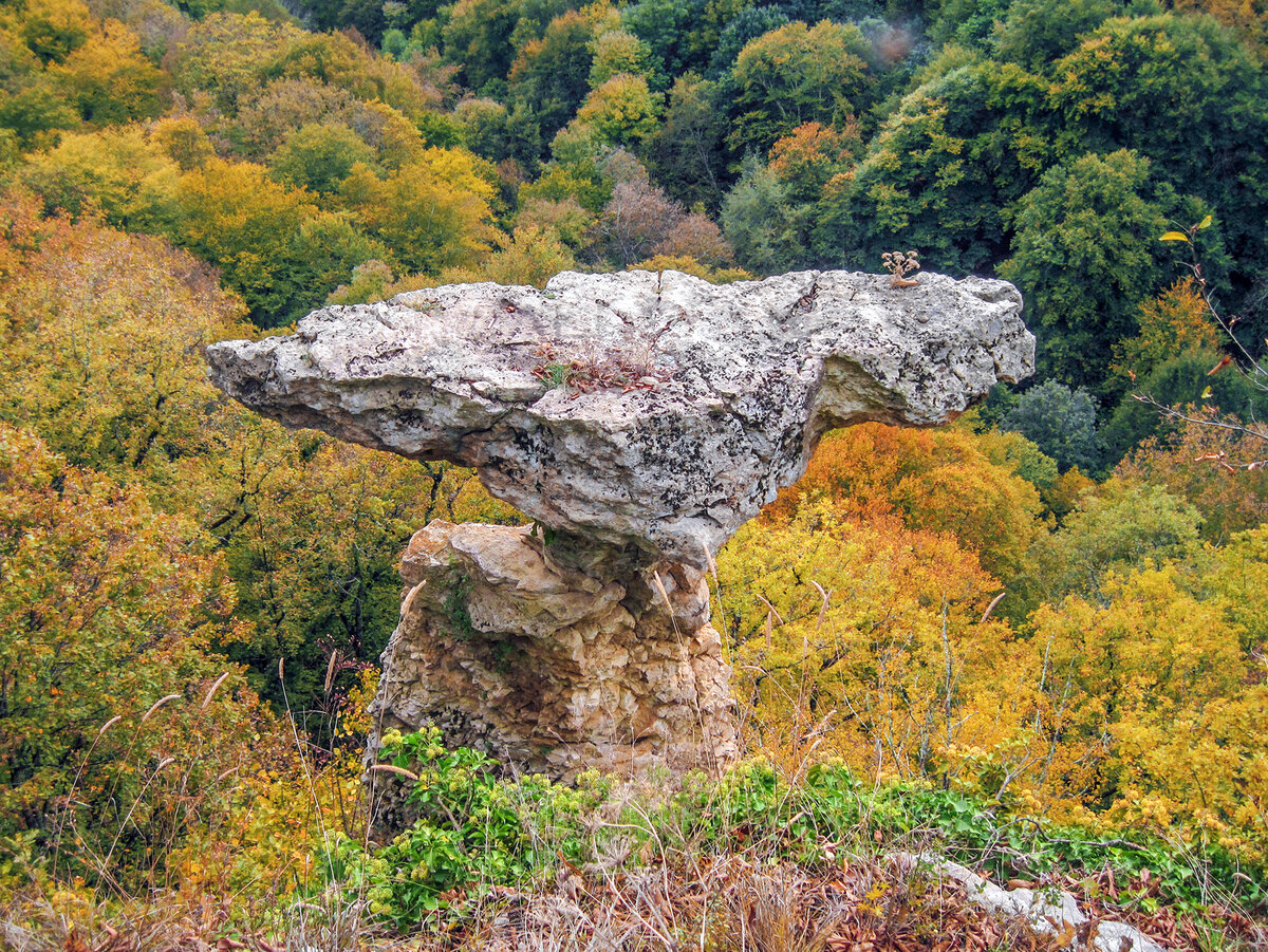 Скала Молоток в октябре. Здесь и далее - фото из архива автора.