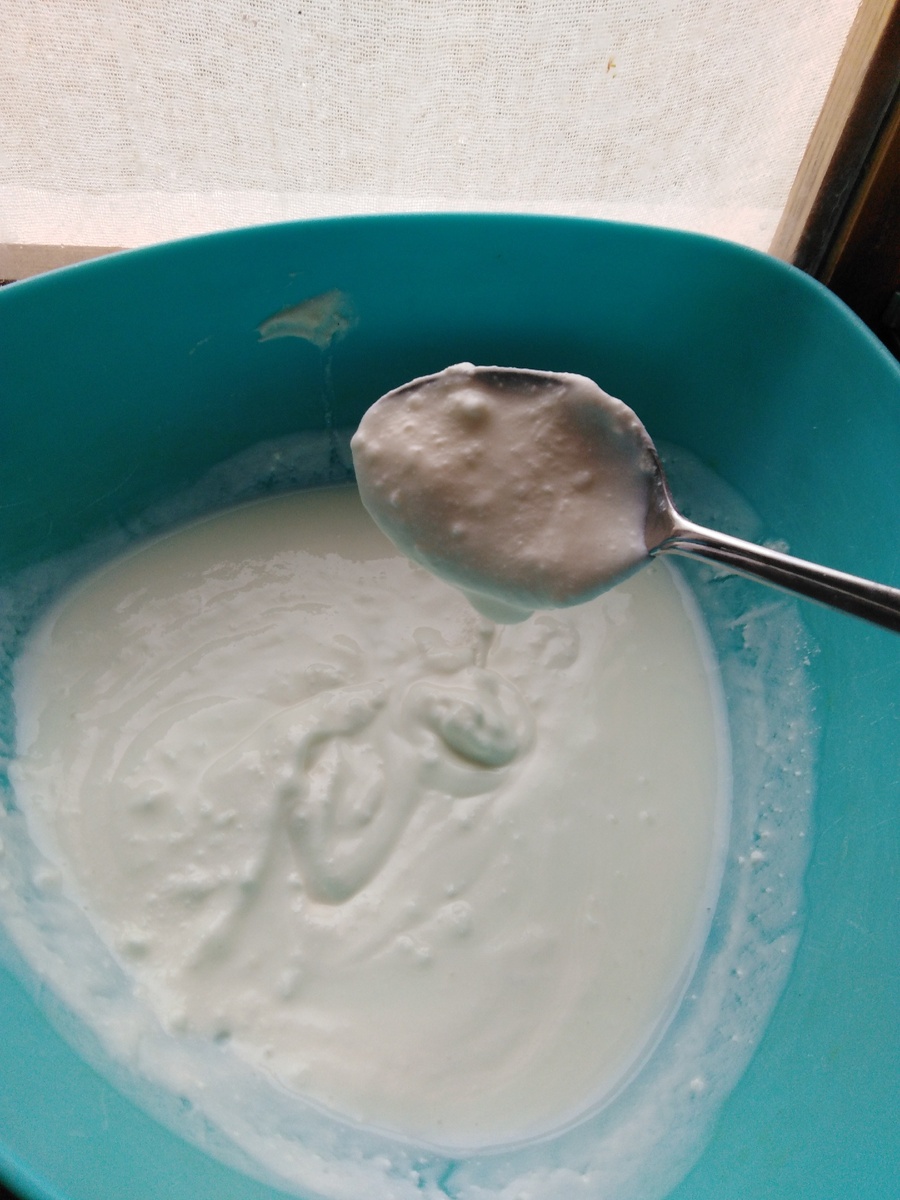 Смешать Кефир с творогом.