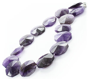    Аметист - камень, который дарят, если хотят показать свою любовь. Он способен вызвать ответные чувства к дарителю. Традиционно любимым дарят кольцо, бусы или браслет из аметиста. Кроме того, он способен гармонизировать семейные отношения, а также обладает способностью очищать вещи от негативной энергетики. Украшения с аметистом лучше хранить не в закрытых шкатулках, а на поверхности: это будет способствовать наполнению пространства положительной энергетикой камня. 