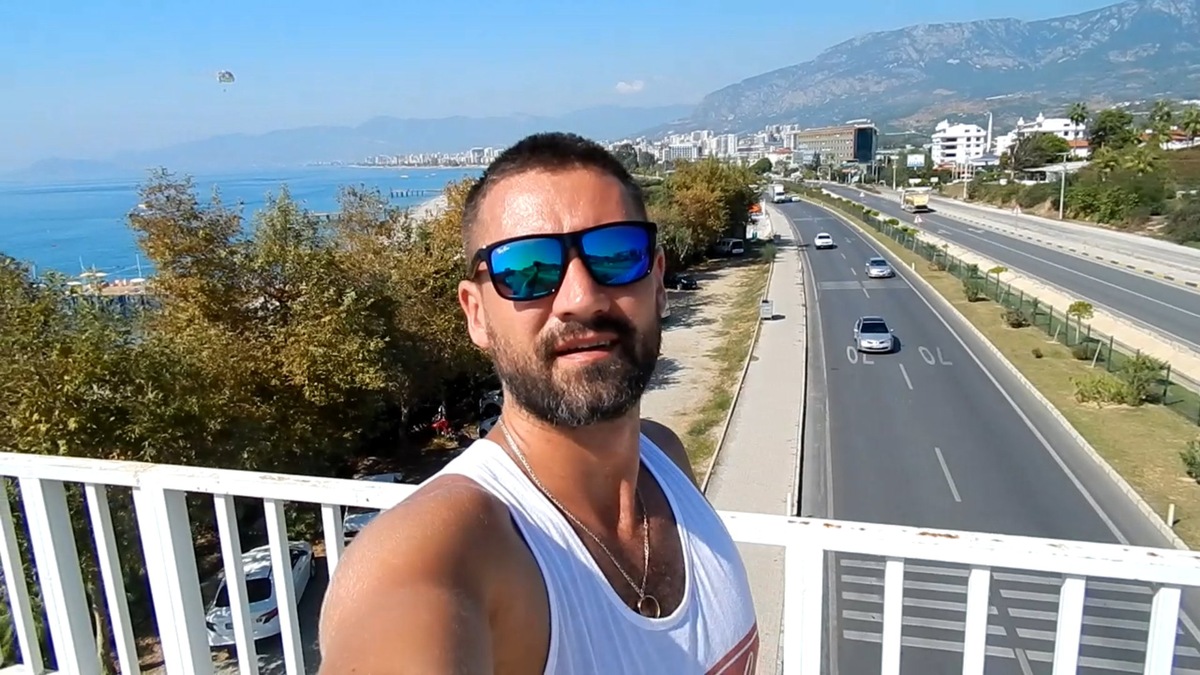 Давайте знакомиться! Я блогер IGOR BANKET. Снимаю свою жизнь на камеру и показываю её Вам! 
Приятного просмотра! Подписываетесь на наш канал и будет вам счастье.