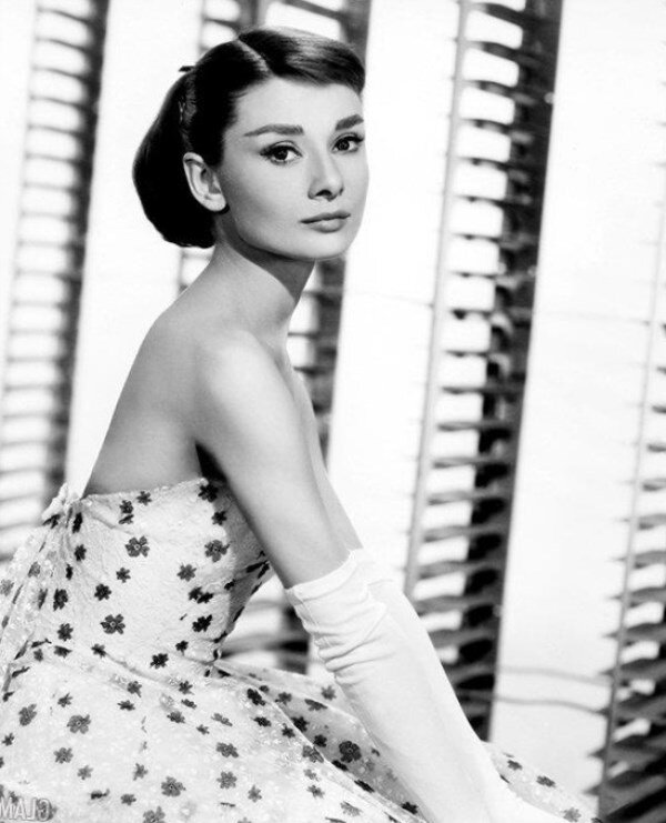 2. Одри Хепберн.                                                                                                                                                             Знаете что о ней говорили? Что при рождении ее поцеловал в щечку Бог. Она была выдающейся актрисой и фотомоделью, а ее имя навсегда стало синонимом женственности, истинной красоты и очарования. Ее глаза были очаровательно красивы и всегда излучали добро и улыбку, а также у нее был ангельский характер и потрясающая работоспособность. Одри Хепберн отдавала людям всю себя. Она стала эталоном Настоящей Леди!