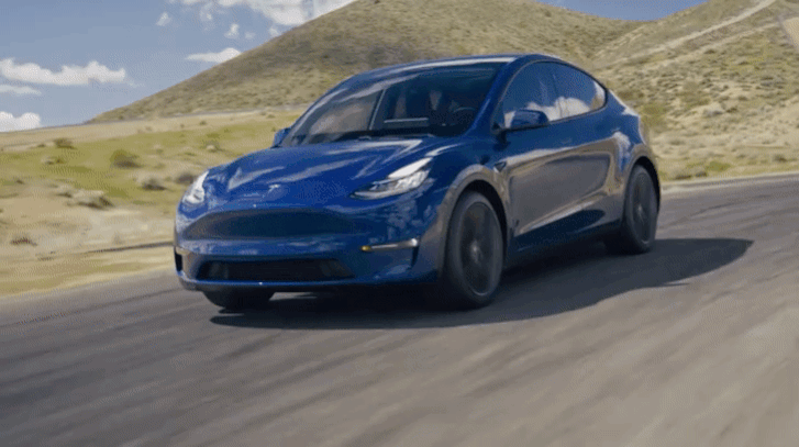Tesla Model Y в движении