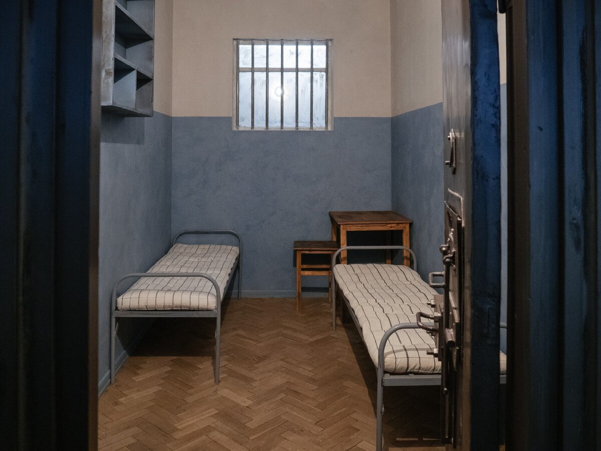 Камера гроб для осужденных. Внутренняя тюрьма НКВД на Лубянке. Тюремная камера. Камера в тюрьме. Комната в тюрьме.