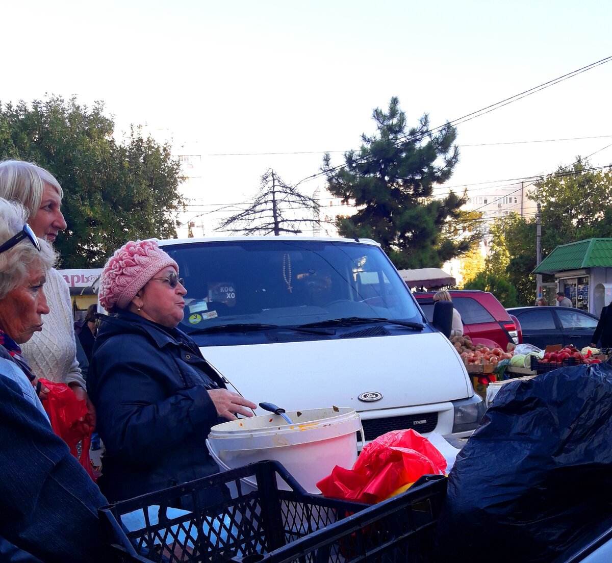 Разговорилась на рынке с местной жительницей и узнала, как живут люди в Севастополе (Крым),речь про зарплату и жилье