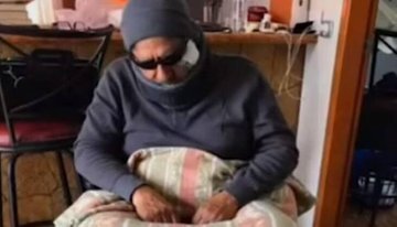 Сначала глава города направился в управление социального развития, чтобы подать запрос на получение продовольственной помощи. Там ему никто не помог ни с перемещением по зданию, ни с заполнением анкет. И вообще все были равнодушными и хотели поскорее от него избавиться. Затем мэр отправился в отделение собственной администрации. Туда, как оказалось, может попасть далеко не каждый. Сотрудники не смогли его впустить, потому что не знали, где искать ключ от подъемника для пассажиров в инвалидном кресле.
Когда Карлос Тена окончательно разочаровался в работе администрации, он встал с коляски и пошёл. Пошёл на срочное совещание распекать сотрудников.
"Я расстроен поведением сотрудников, которые работают в администрации и в управлении, получают зарплату от государства и при этом плохо обращаются с гражданами".