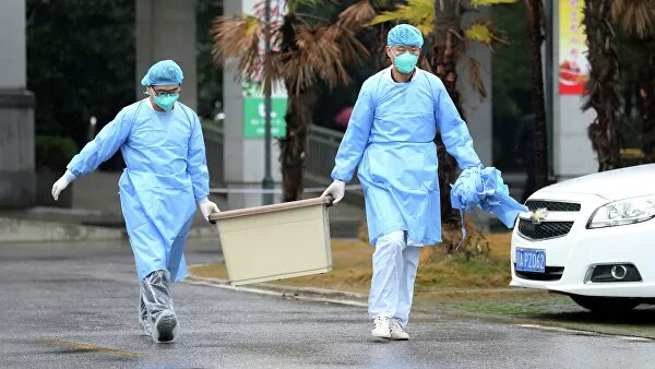  МОСКВА, 30 янв — РИА Новости. Россия в качестве меры по предотвращению проникновения нового коронавируса продлит закрытие пунктов пропуска на границе с Китаем для пешеходного и автомобильного сообщения в пяти регионах на Дальнем Востоке. Об этом на брифинге в Москве сообщила вице-премьер Татьяна Голикова.По ее словам, речь идет об Амурской области, Еврейской автономной области, Хабаровском, Приморском и Забайкальском краях.02:55В Китае число жертв коронавируса выросло до 170 человекТакже, по ее словам, должен быть осуществлен режим, позволивший бы возвращать россиян с проведением соответствующих карантинных мероприятий и возможностью китайских граждан покинуть пределы Россию."В ближайшие сутки это будет проработано, пока ограничения действуют до 2 февраля. У нас есть еще возможность принять такое решение", — сказала Голикова.Также, по словам вице-премьера, Россия по решению оперативного штаба ограничит железнодорожное сообщение с Китаем с ноля часов с четверга на пятницу. Поезда будут двигаться по маршруту Москва — Пекин — Москва.Краны-манипуляторы в наличии (КМУ)РекламаРешение о режиме авиарейсов в Китай примут не позднее пятницы.Кроме того, Голикова сообщила, что вузам предложат продлить каникулы для китайских студентов.