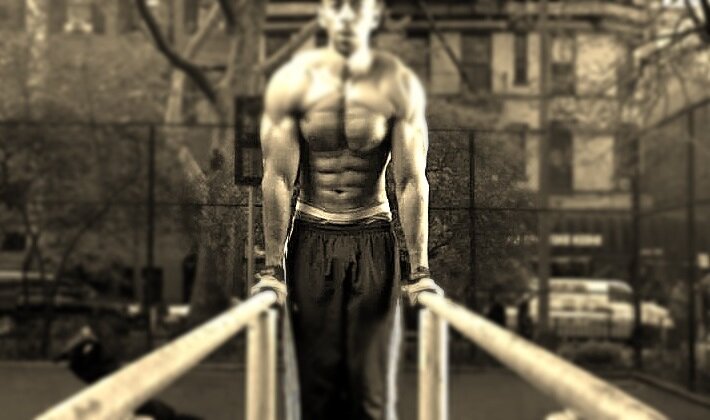 Атлет на брусьях