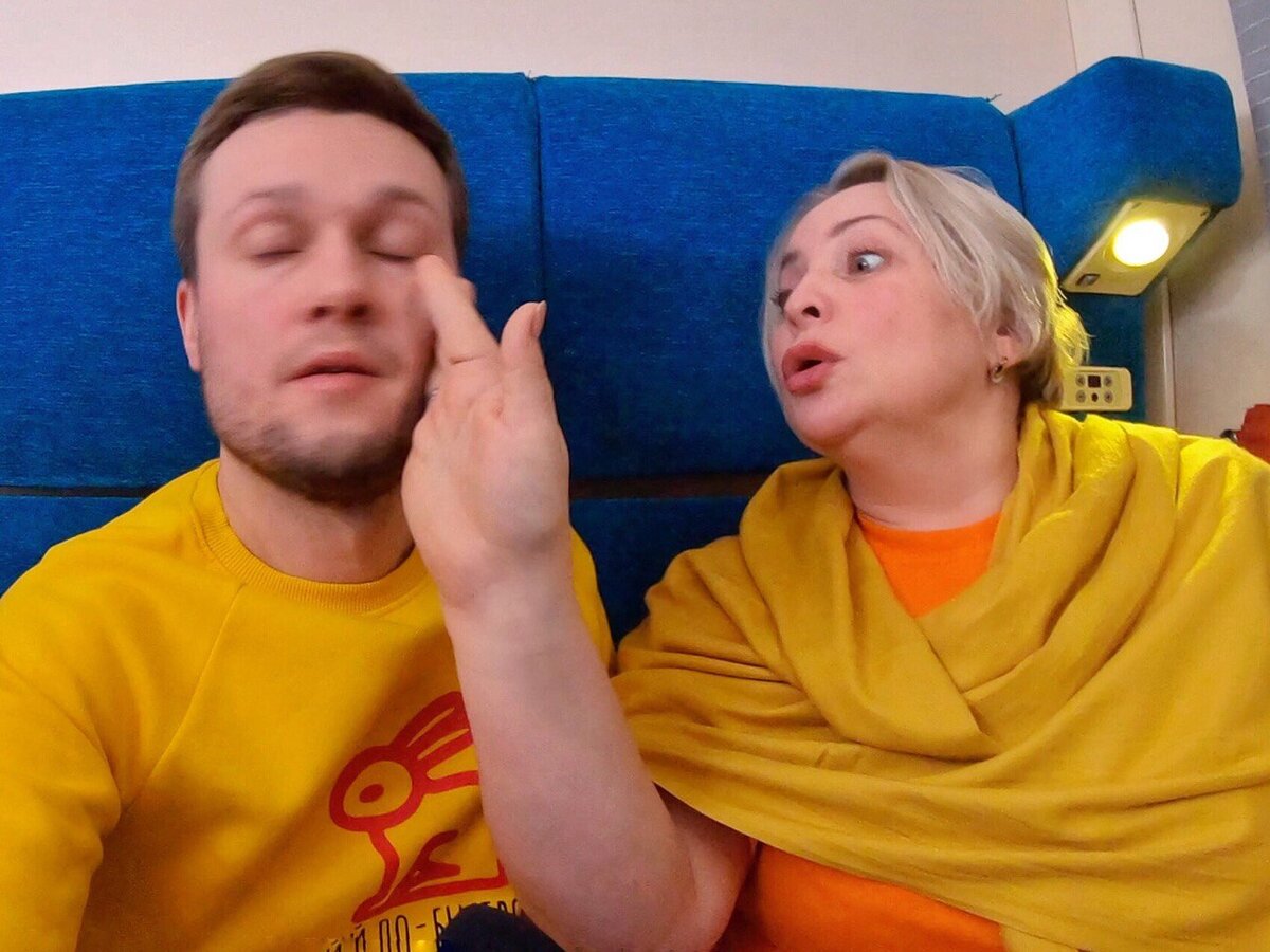 Ведущий шоу «Давай по-быстрому!» Денис Дёмин и Светлана Пермякова (слева направо)