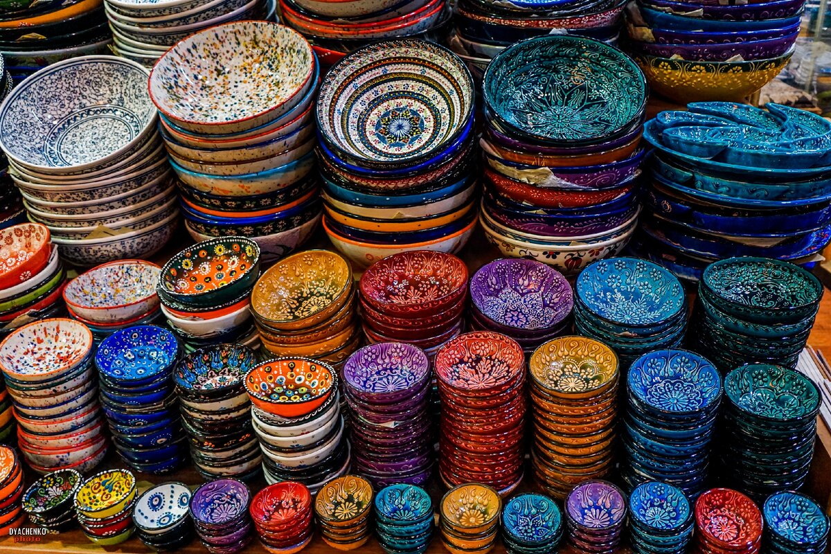 Разноцветные тарелочки базара