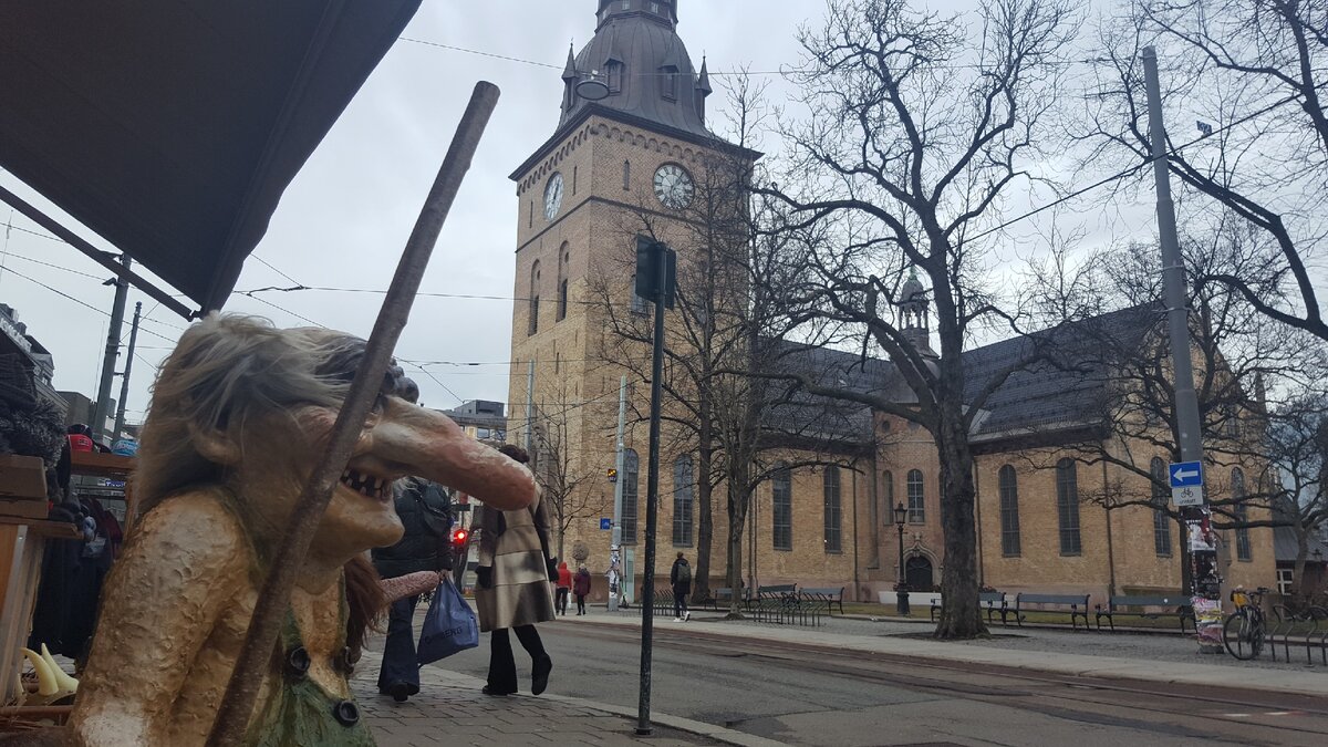   Сегодня пройдемся по Кафедральному собору в Осло-главному храму Норвегии, памятнику средневековой архитектуры: Именно здесь проходят многие важные городские мероприятия, а также венчания членов...-2