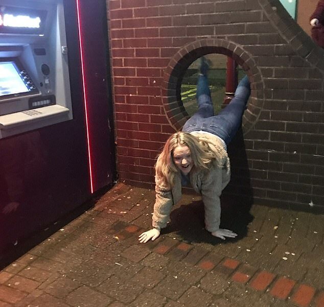 Люди скапливаются в очередях, чтобы перелезть одну из самых главных достопримечательностей региона.